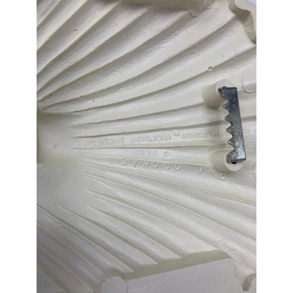 Vintage Pair of HOMCO 70's Ivory Seashell Towel Ring Holders - Picture 5 of 7